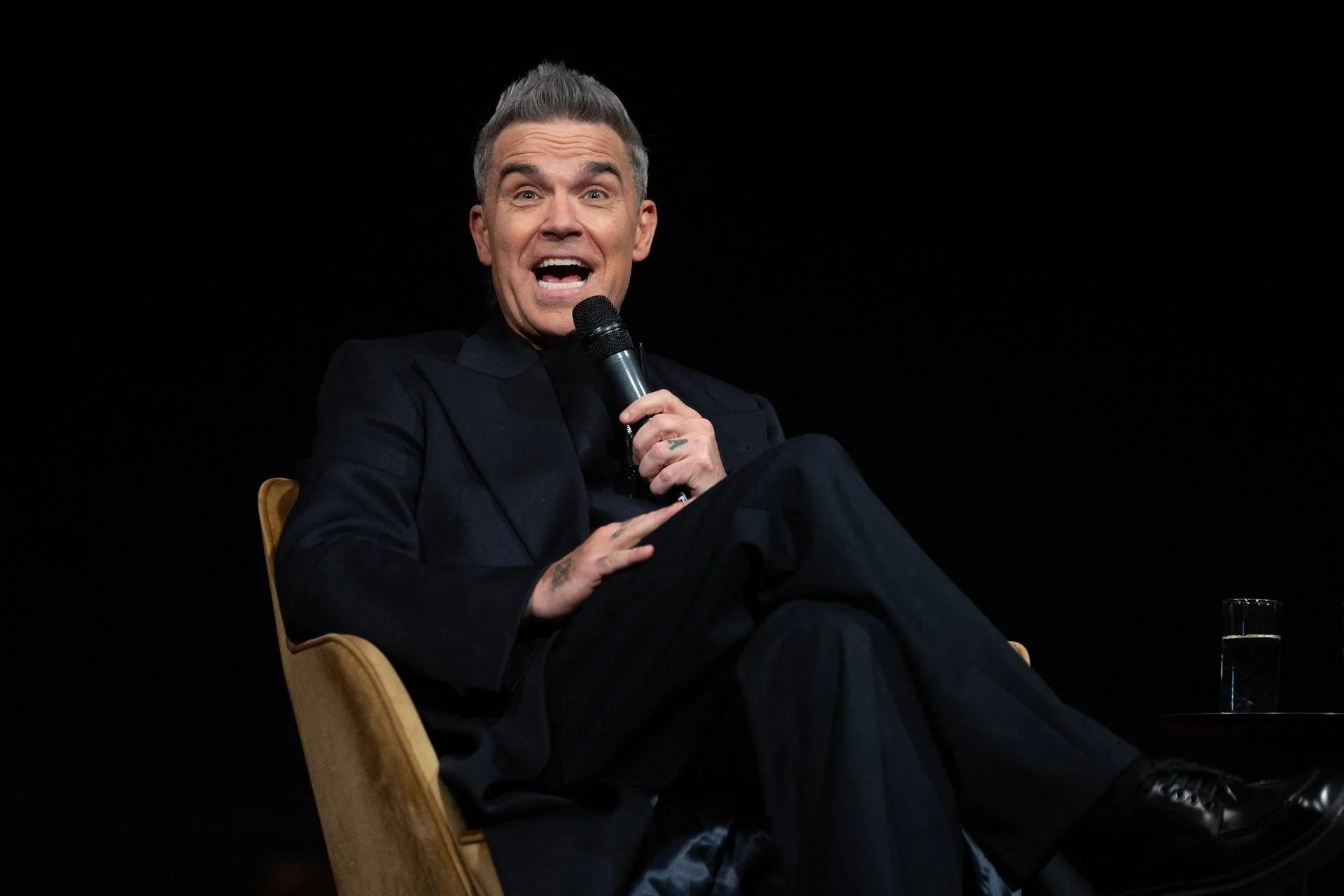 Robbie Williams supera os Beatles: 'Britpop' é seu 16º álbum número um no Reino Unido