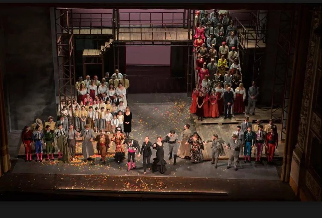 Beatrice Venezi arrasa em Pisa: 'Carmen' recebe 10 minutos de aplausos e flores do loggione