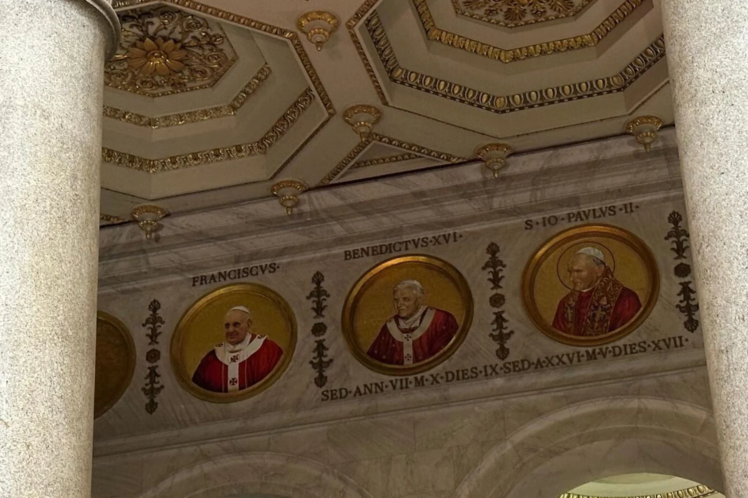 Luz do tondo de Papa Francisco é apagada na Basílica de São Paulo: o que ocorreu