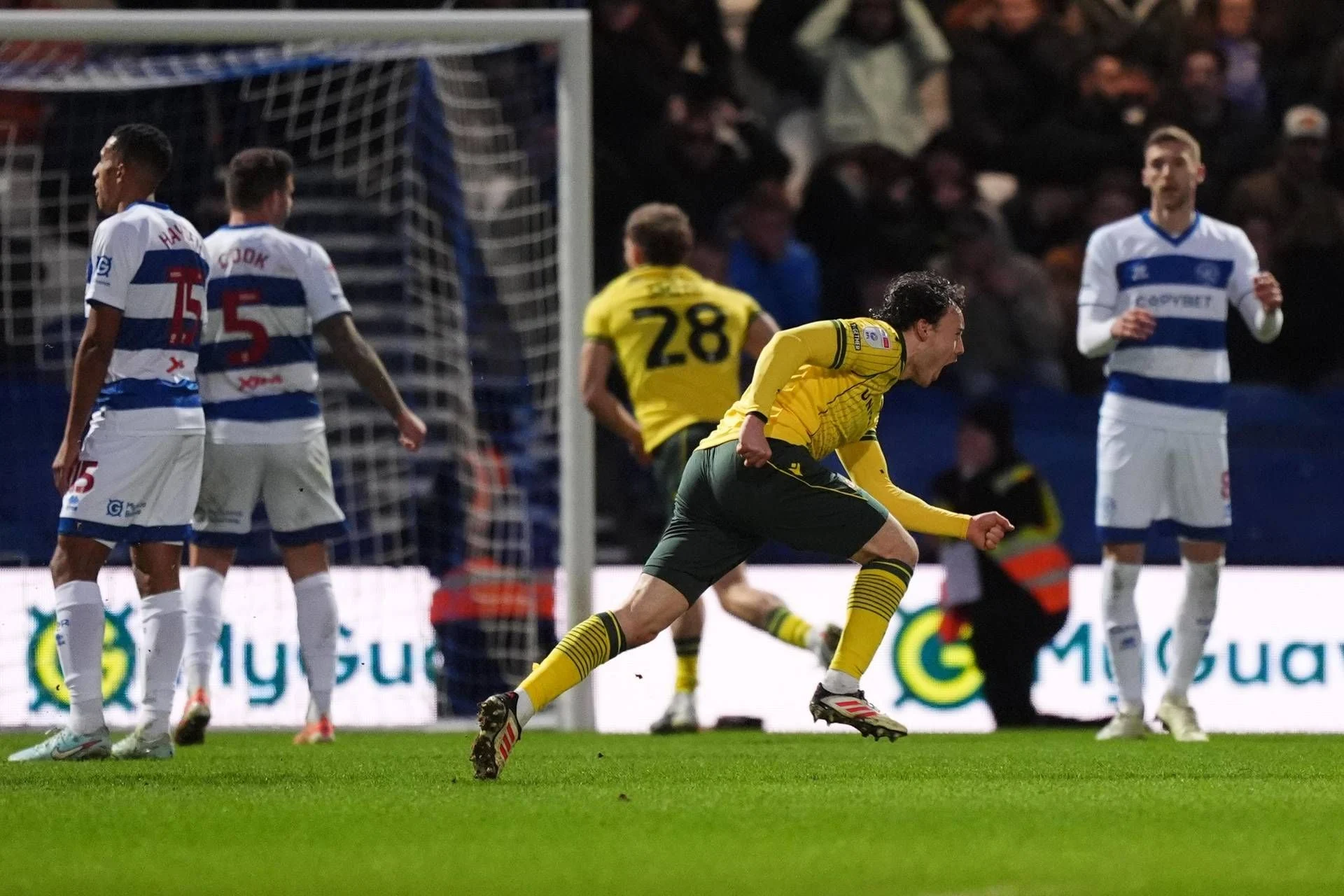 Wrexham vira sobre QPR no fim e entra em zona de playoff; Ryan Reynolds vê time sonhar com a Premier