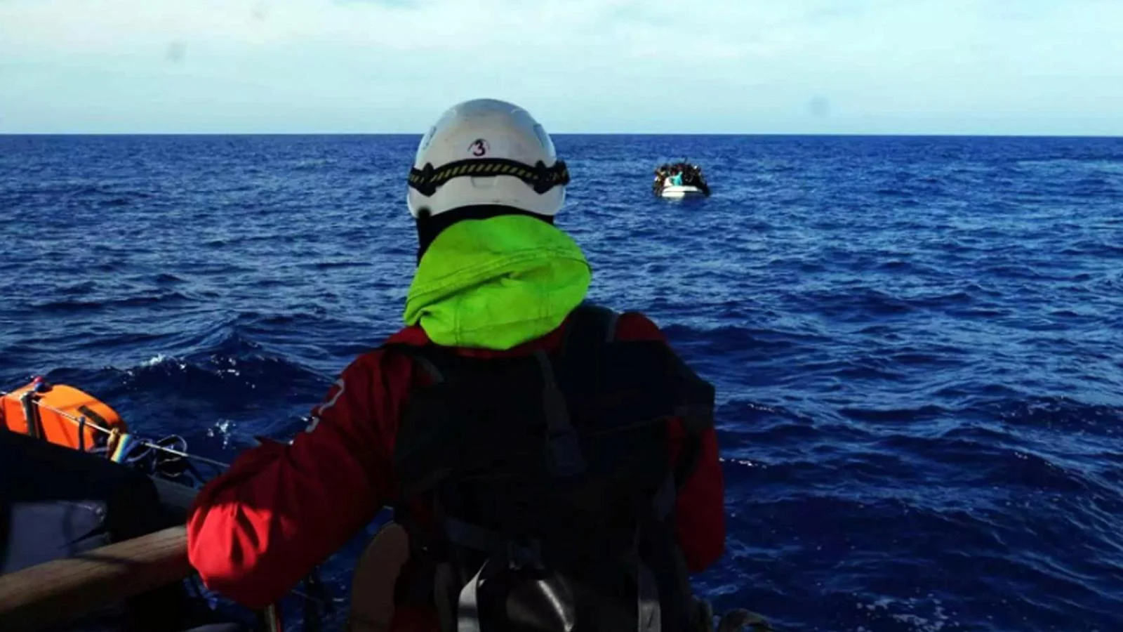 Relatório Migrantes 2025: 1.878 mortos no Mediterrâneo e nova operação que reduz resgates de ONG