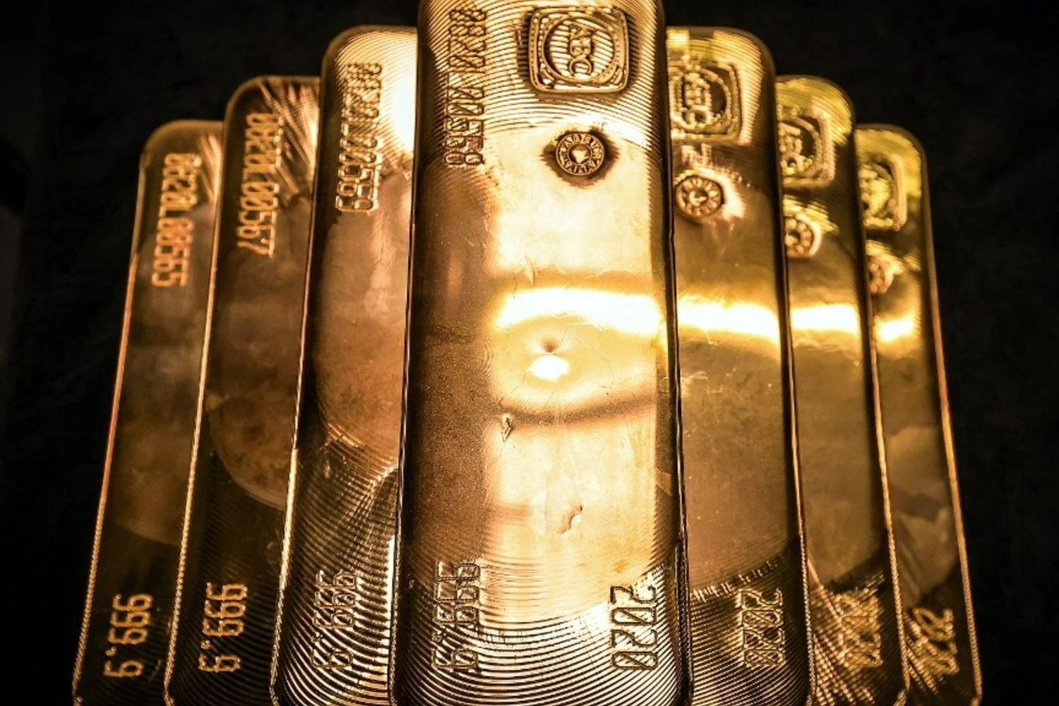 Ouro bate recorde: onça supera US$5.000 e atinge novo patamar histórico