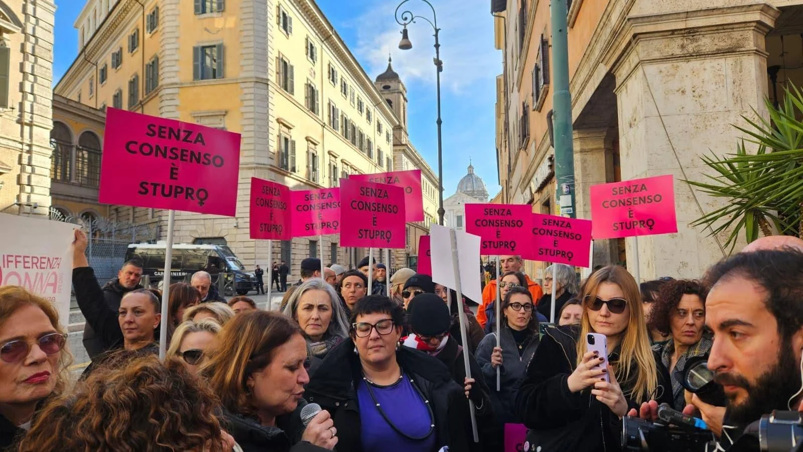 Protesto no Senado: ativistas criticam remoção do termo 'consentimento' em proposta de lei de Bongiorno