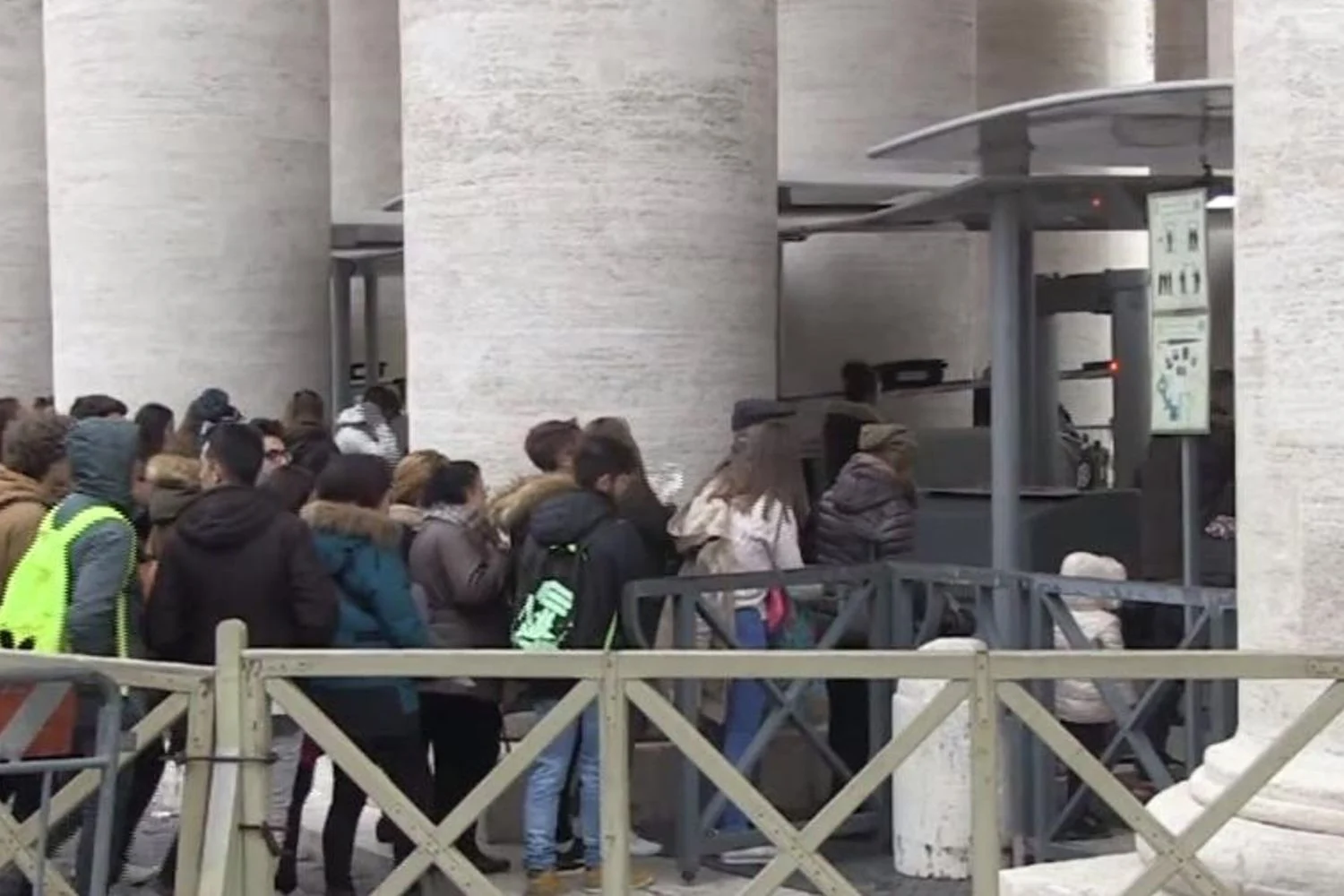 Governo propõe metal detectors nas escolas italianas após onda de facadas