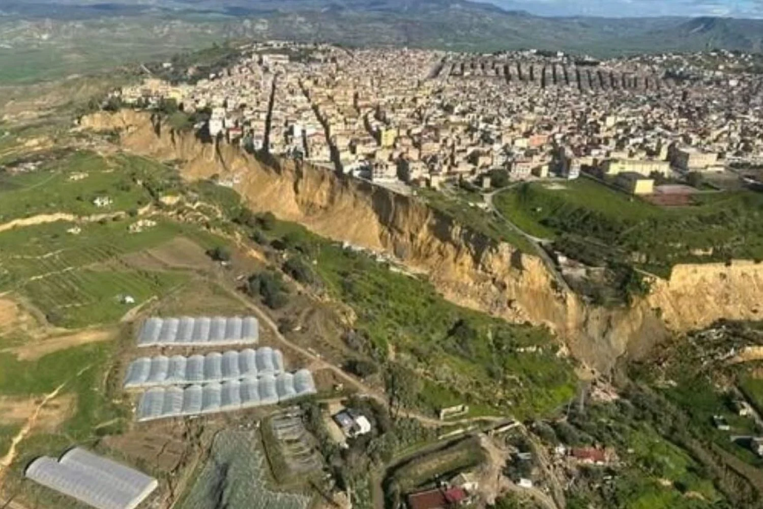 Deslizamento ativo em Niscemi: mais de 1.500 evacuados e necessidade de realocação definitiva