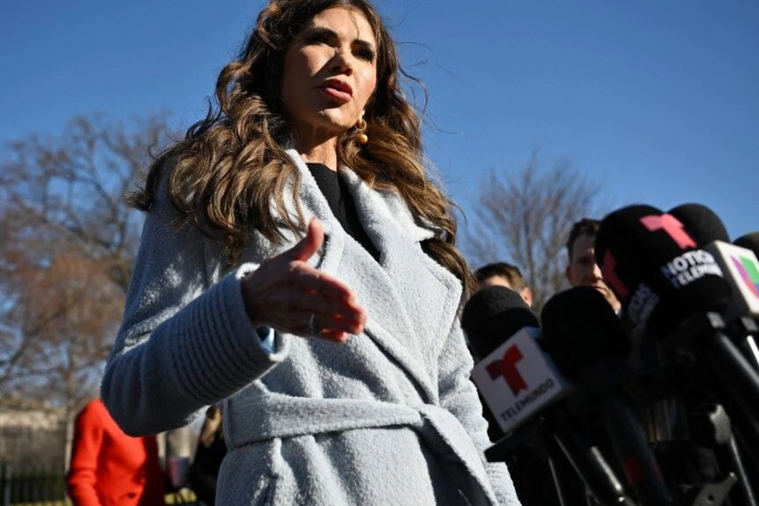 Kristi Noem, a 'dama de ferro' da segurança interna que personifica a pressão anti‑imigração de Trump