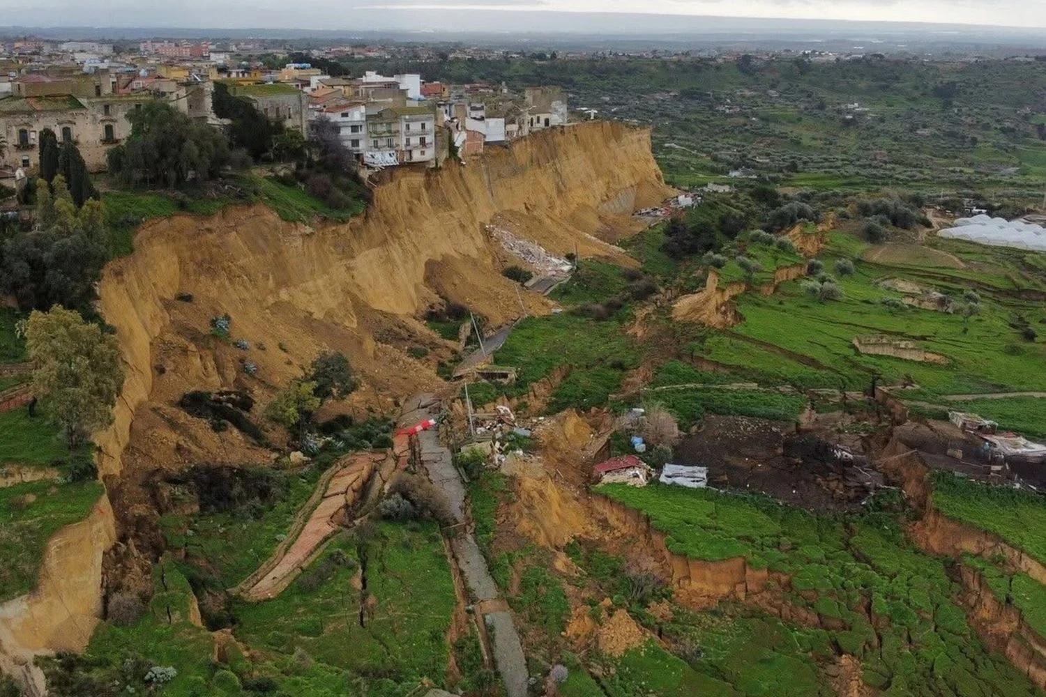 Meloni visita Niscemi após grande deslizamento; foco em abrigos e segurança da zona vermelha