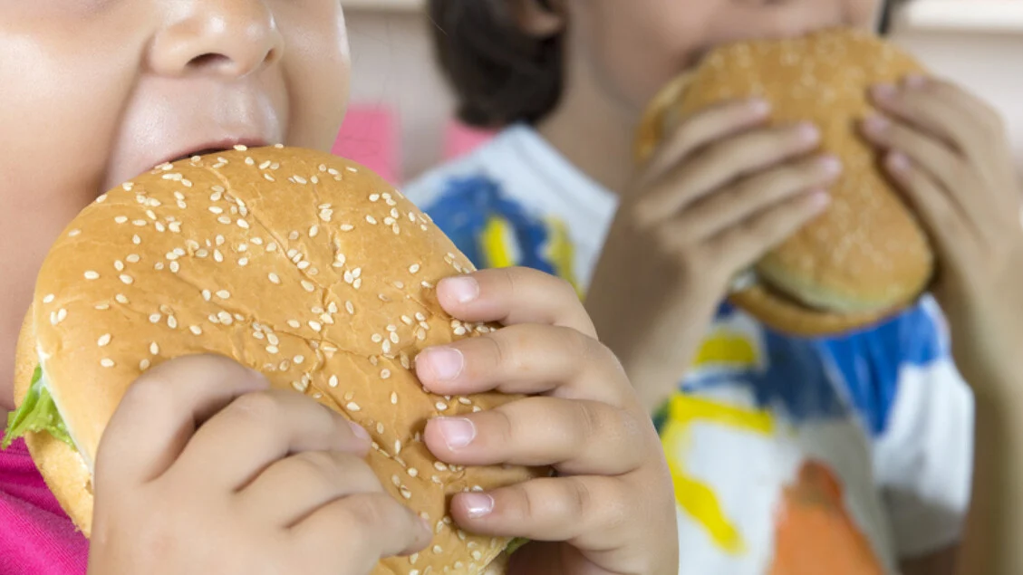 OMS: 1 em cada 10 crianças em idade escolar estava obesa em 2025; escolas recebem guia de alimentação saudável