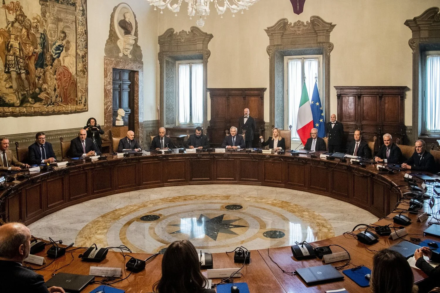 Governo reintroduz norma 'salva-empresários' em litígios sobre trabalhadores subremunerados