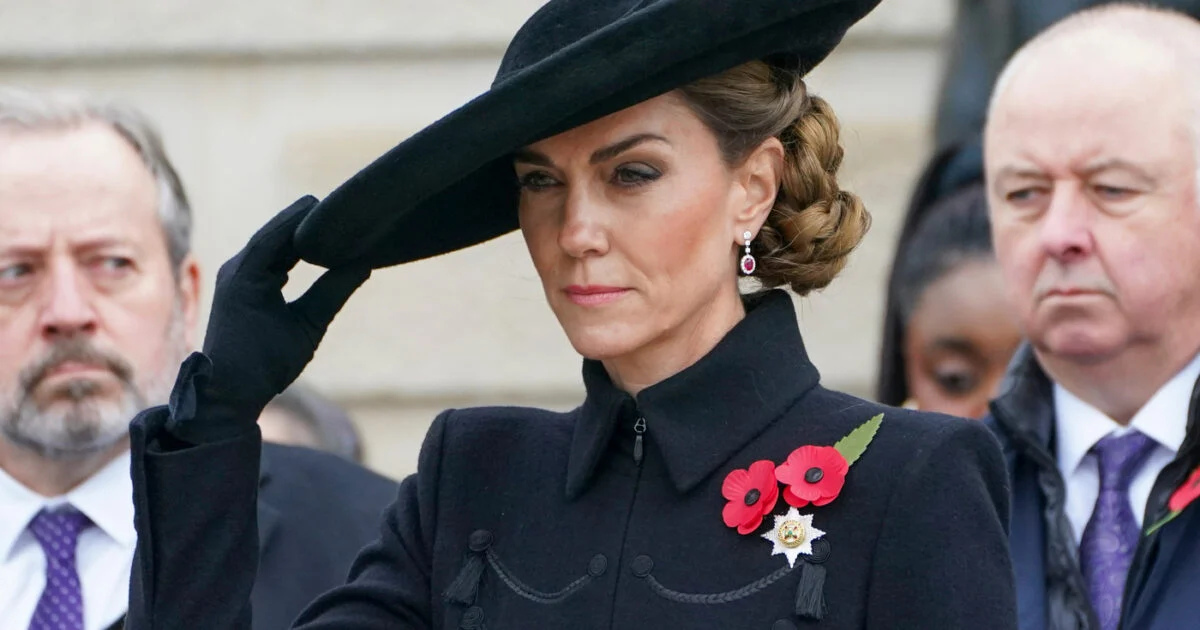 Kate indignada: culpa o Príncipe Andrew por usar Beatrice e Eugenie como 'olhos e ouvidos' no palácio