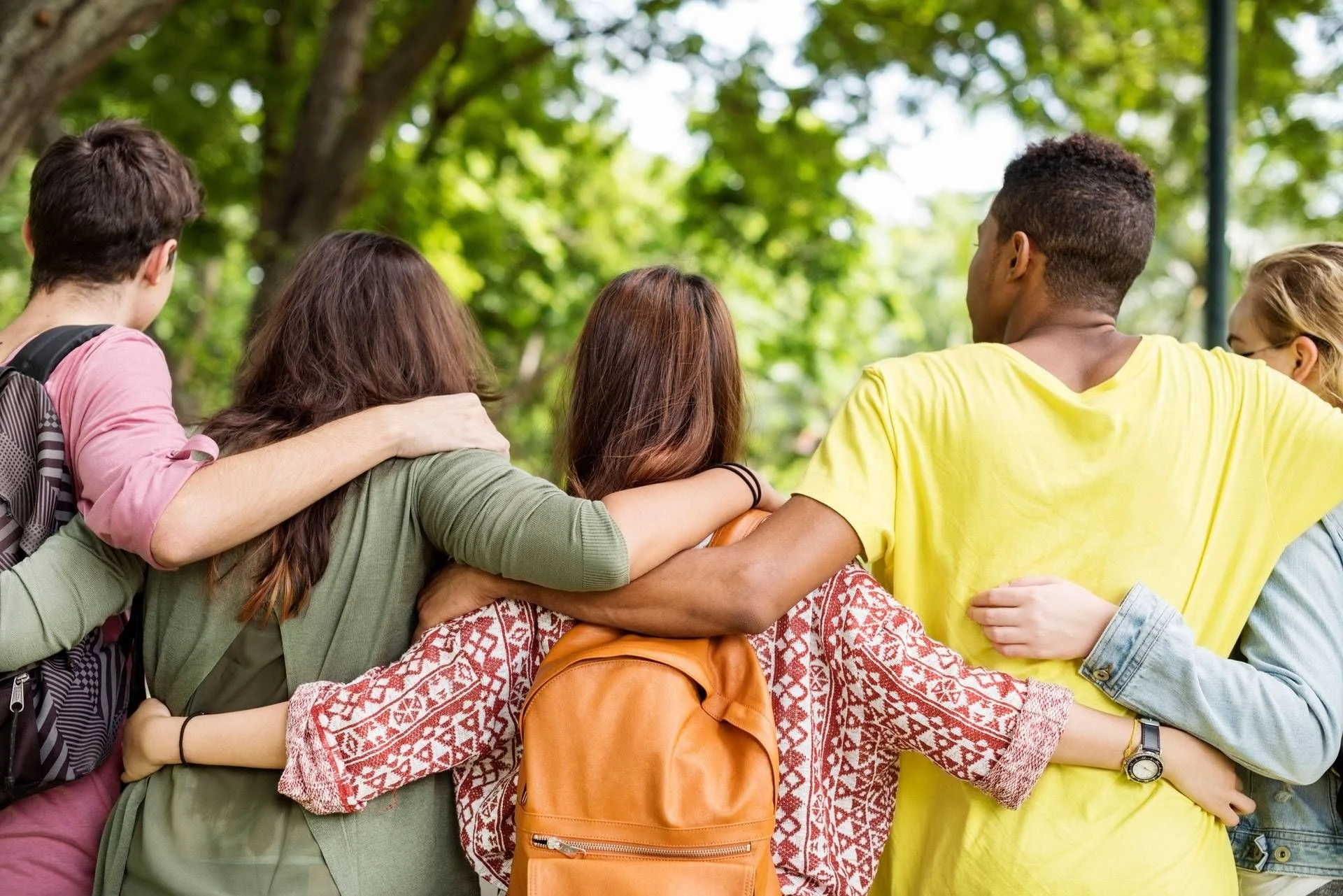 Dor nas costas em jovens atinge 20%: erros a evitar, conselhos práticos e mitos desvendados