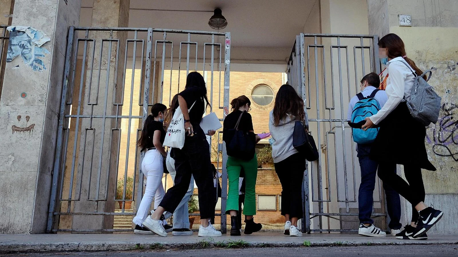 Metal detector nas escolas: 7 em cada 10 alunos veem controles como necessários, aponta pesquisa